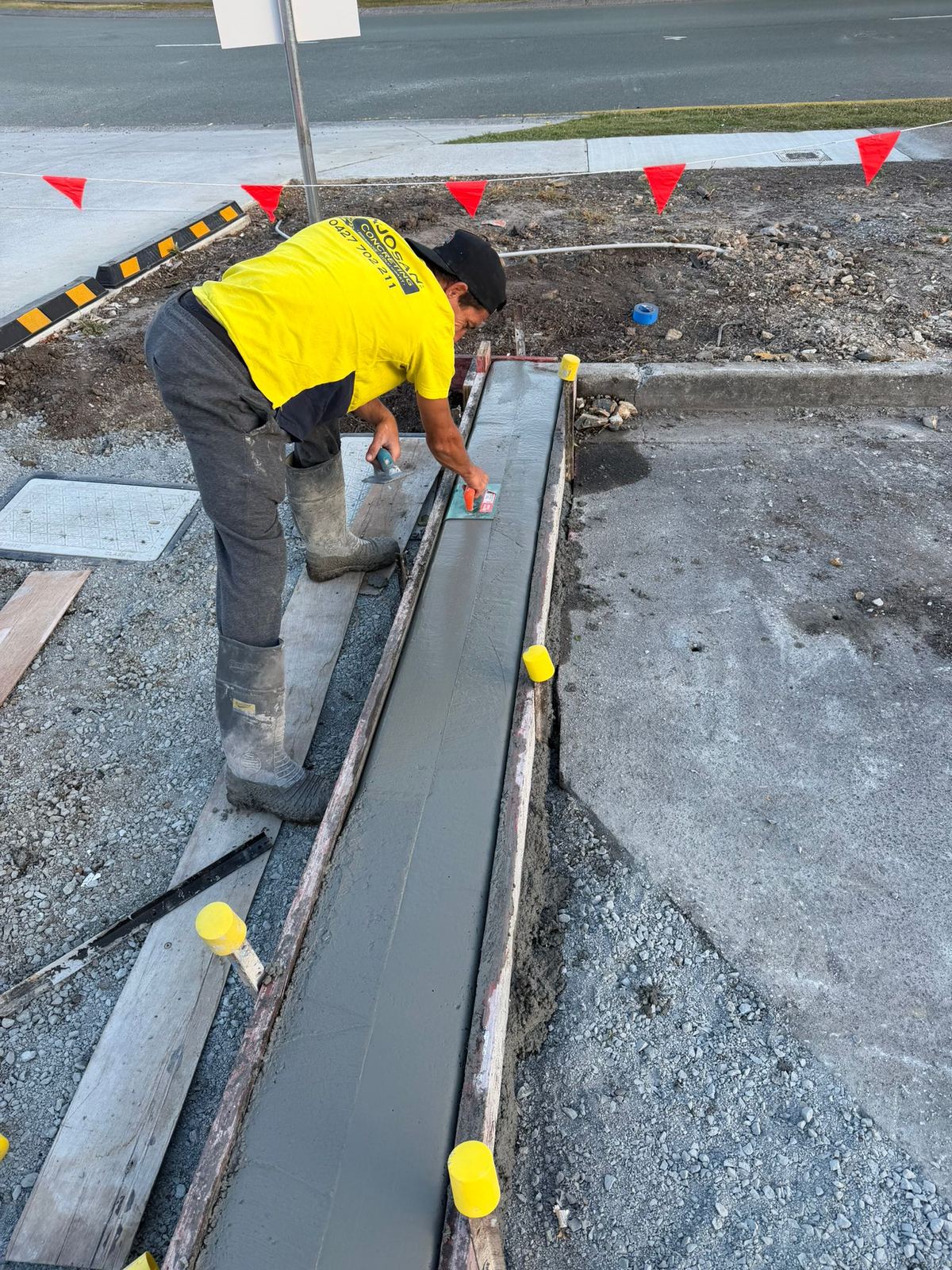 Edge trowelling detail on a footpath pour